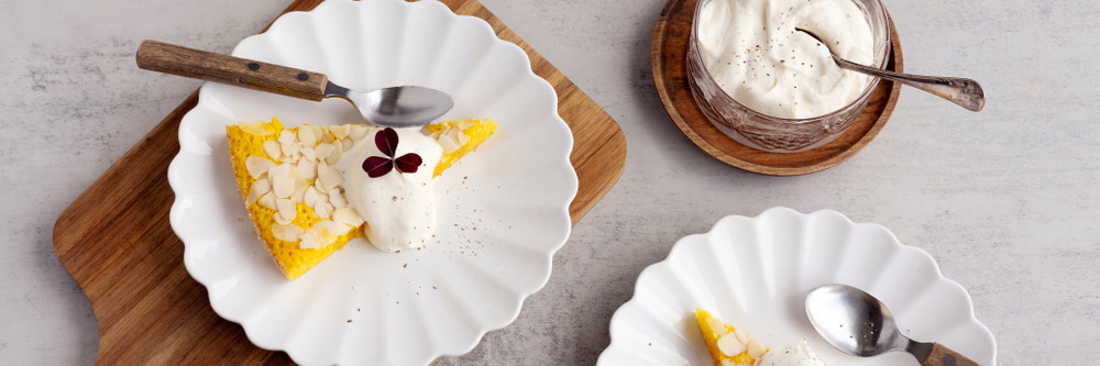 Saffranskladdkaka med kardemummagrädde main image