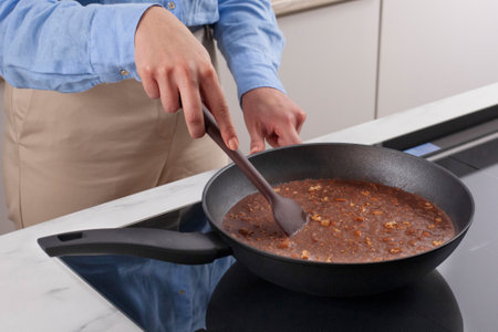 Café et pudding au chocolat préparés avec la plaque à induction Whirlpool - step7