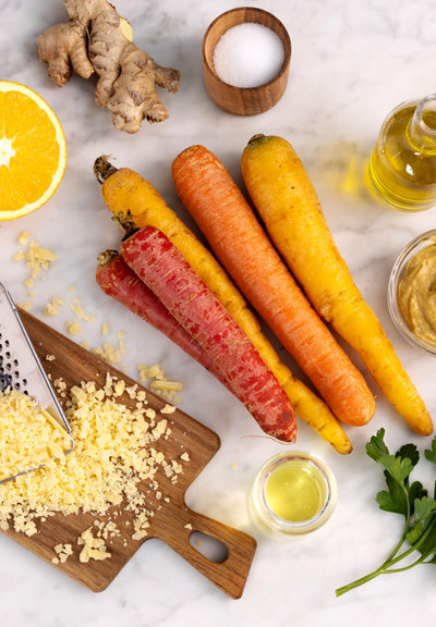 Appelsin- og ingefærbakte gulrøtter med sennepsdressing og revet Västerbotten-ost ingredients