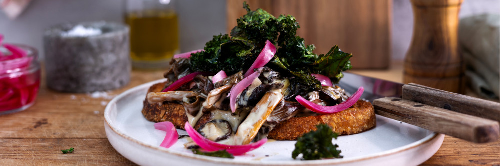 Stekt bröd med gräddglaserad svamp, picklad rödlök och frasig grönkål main image