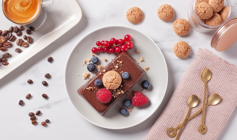 Café et pudding au chocolat préparés avec la plaque à induction Whirlpool - video cover