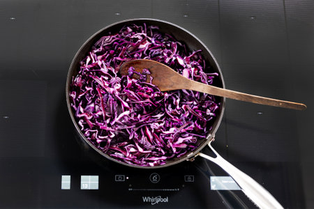 Varm rödkålssallad med apelsin, valnötter och ädelost - step3