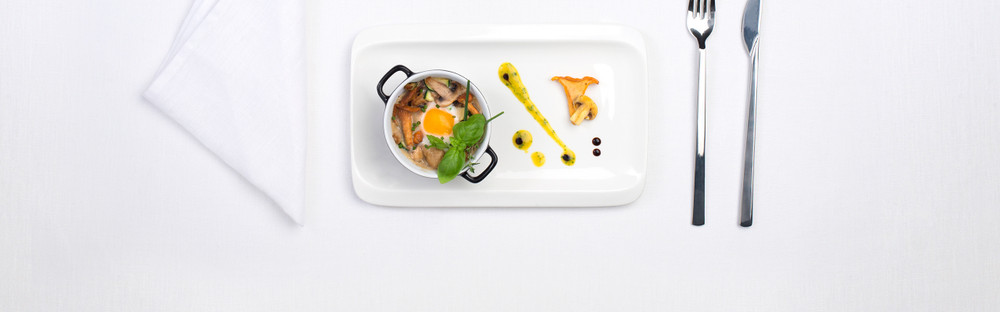 Œufs cocotte aux champignons et aux courgettes main image