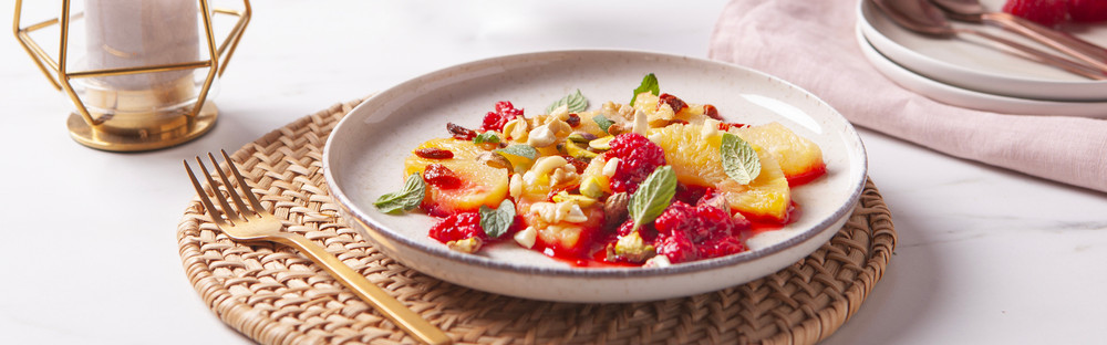 Ensalada fría de piña al vapor con puré de frutos rojos y menta main image