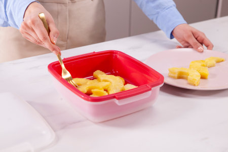 Ensalada fría de piña al vapor con puré de frutos rojos y menta - step2