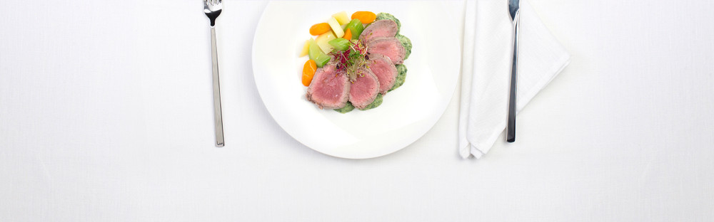 Dusená hovädzia sviečková so zeleninou a remuládou alebo zelenou omáčkou main image