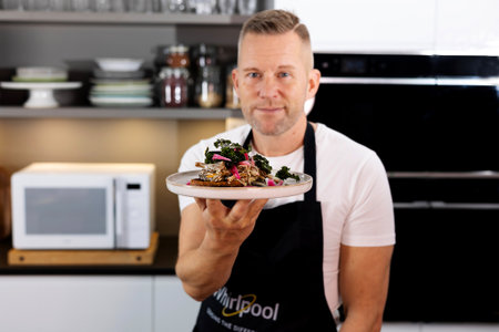 Stekt bröd med gräddglaserad svamp, picklad rödlök och frasig grönkål - step9