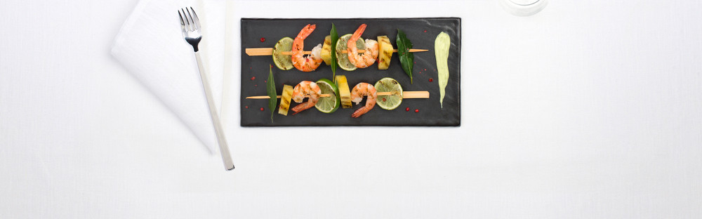 Brochette de crevettes géantes et ananas au citron vert en sauce avocat main image