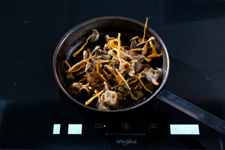 Stekt bröd med gräddglaserad svamp, picklad rödlök och frasig grönkål - step5