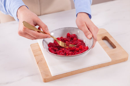 Ensalada fría de piña al vapor con puré de frutos rojos y menta - step5