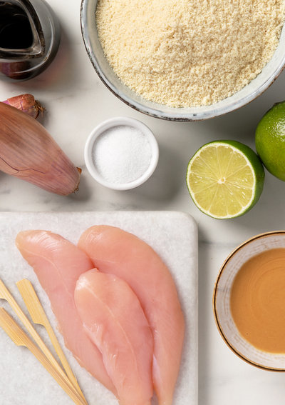 Panerad kycklingsatay med glutenfritt mandelmjöl ingredients