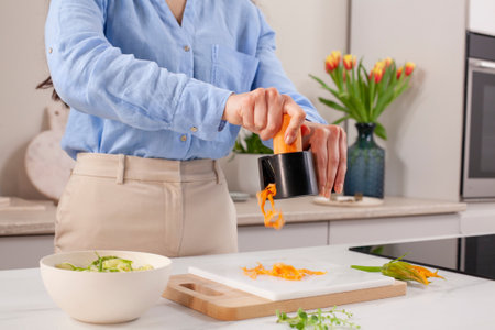 Zoodles vegatarianos cocinados con placa de inducción Whirlpool i100 - step1a