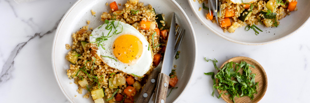 Bulgurpanna med stekt ägg och fetaostcreme main image