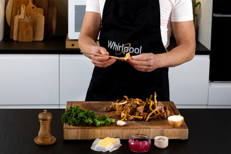 Stekt bröd med gräddglaserad svamp, picklad rödlök och frasig grönkål - step4