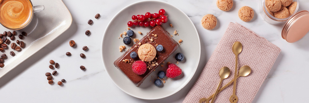 Café et pudding au chocolat préparés avec la plaque à induction Whirlpool main image
