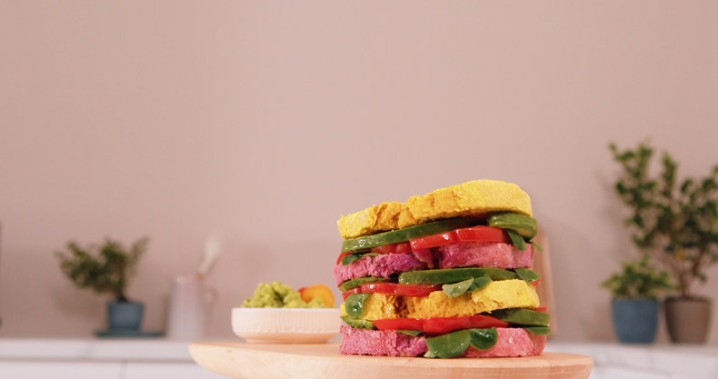 Червоно-жовтий мультизерновий сендвіч з авокадо - video cover