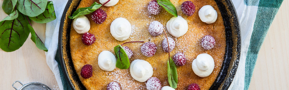 Mazarinkaka smaksatt med citron och kardemumma med färskostcrème och hallon main image