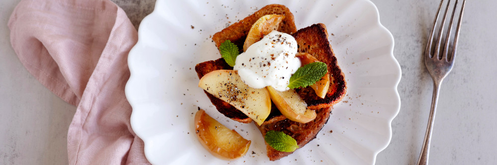 Fattiga riddare med stekt äpple, yoghurt och kardemumma main image