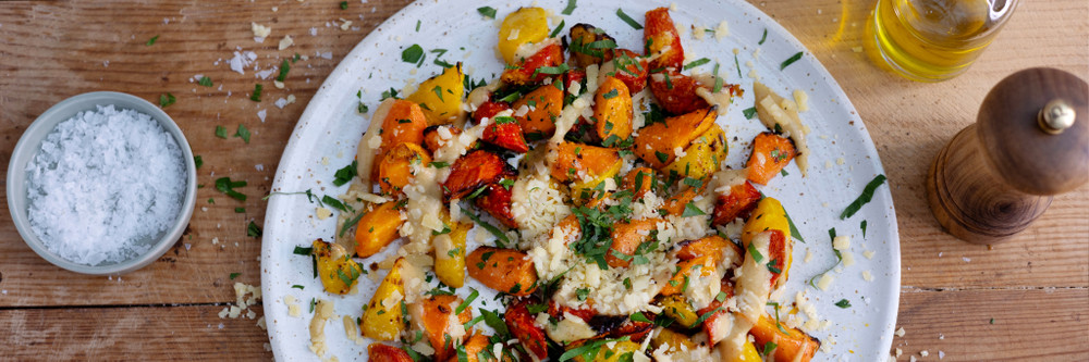 Appelsin- og ingefærbakte gulrøtter med sennepsdressing og revet Västerbotten-ost main image