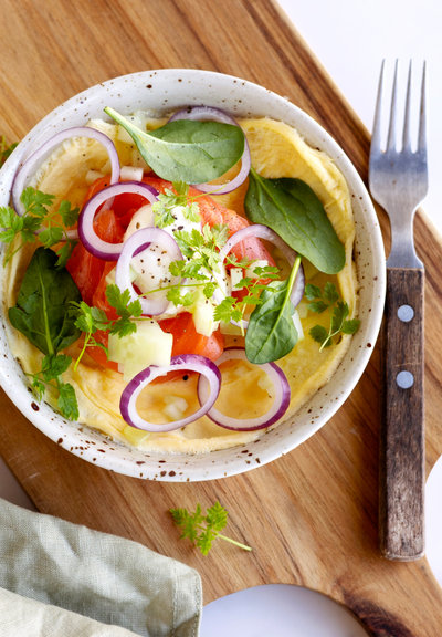 Omelett med rökt lax, smetana och sallad ingredients