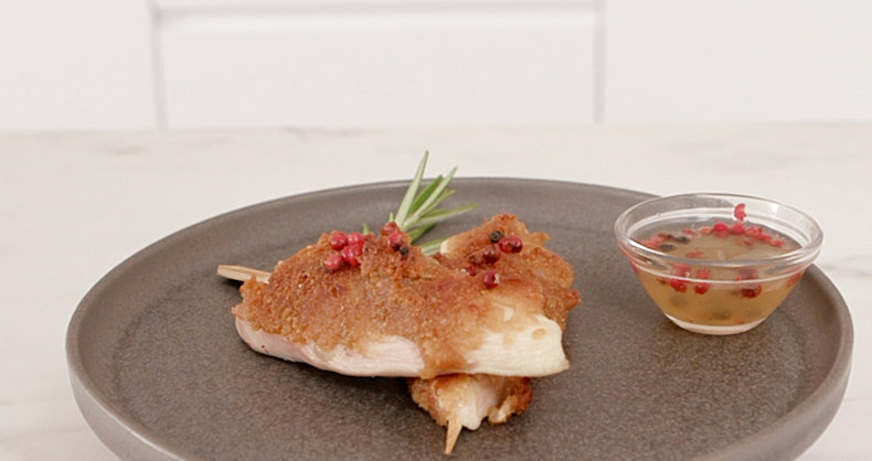 Panerad kycklingsatay med glutenfritt mandelmjöl - video cover