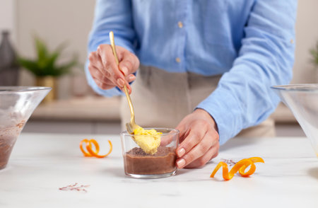 Tvåfärgad chokladmousse gjord med Whirlpool i100 induktionshäll - step6