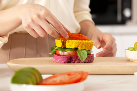 Червоно-жовтий мультизерновий сендвіч з авокадо - step13