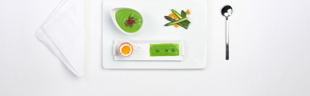 Œufs à la coque et crème de petits pois main image