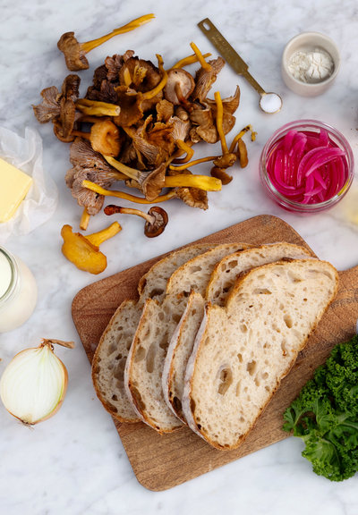 Stekt bröd med gräddglaserad svamp, picklad rödlök och frasig grönkål ingredients