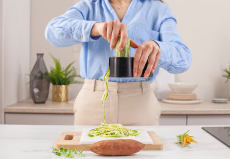 Zoodles vegatarianos cocinados con placa de inducción Whirlpool i100 - step1b