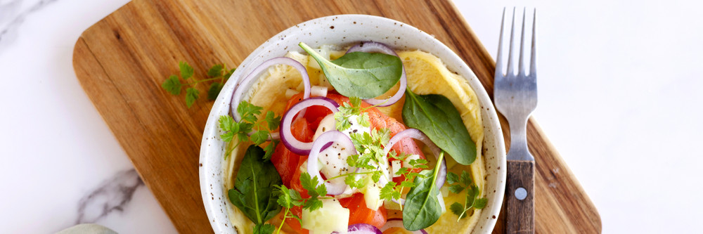 Omelett med rökt lax, smetana och sallad main image