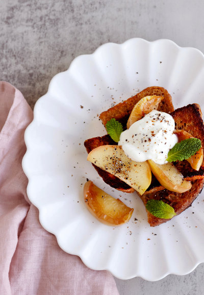 Fattiga riddare med stekt äpple, yoghurt och kardemumma ingredients