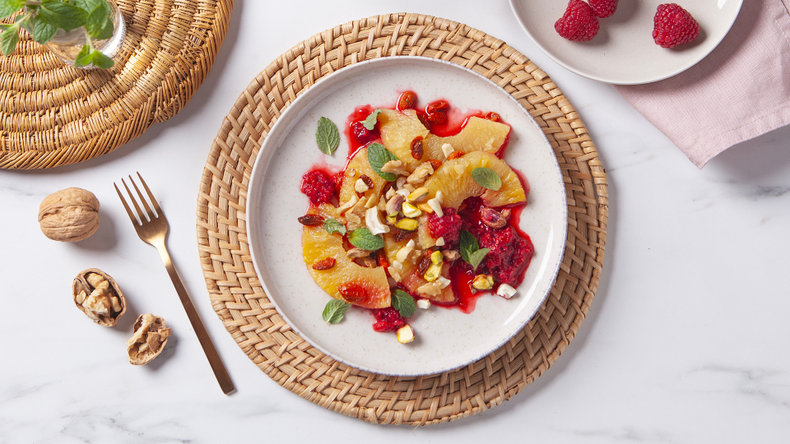 Ensalada fría de piña al vapor con puré de frutos rojos y menta - video cover