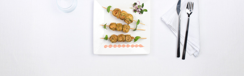 Brochettes de courgettes et poulet frit main image