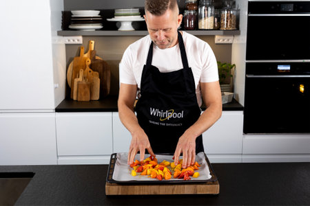 Appelsin- og ingefærbakte gulrøtter med sennepsdressing og revet Västerbotten-ost - step3