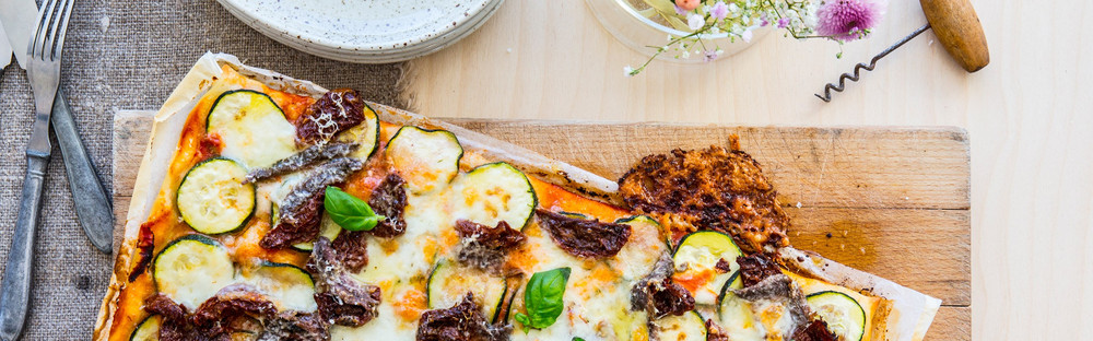 Pizza med zucchini, tomat, mozzarella och sardeller main image