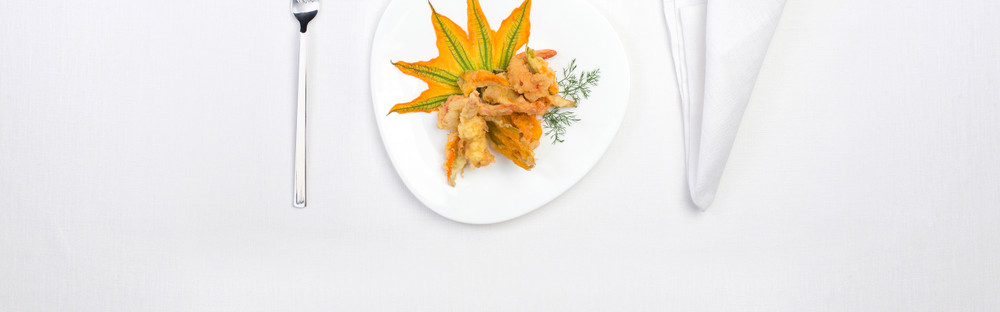 Tempura de crevettes et fleurs de courgette main image
