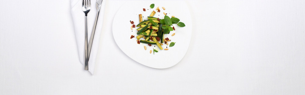 Slatko-kiselkaste tikvice s pinjolima, metvicom i sušenim rajčicama main image