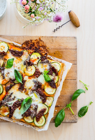 Pizza med zucchini, tomat, mozzarella och sardeller ingredients