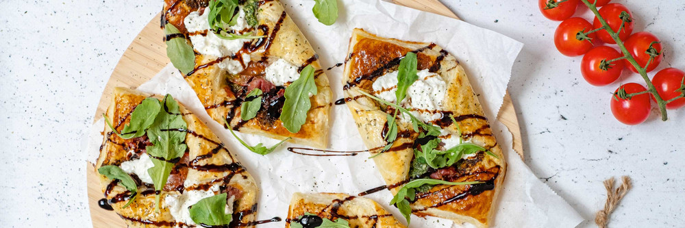 Ellens Italiaanse bladerdeeghapjes met parmaham en burrata main image