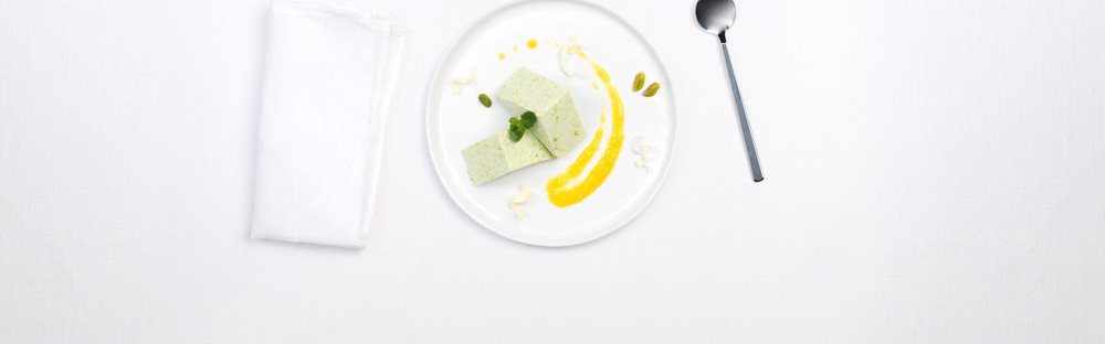 Bavarian-kake med pistasj og hvit sjokolade toppet med mangosaus main image