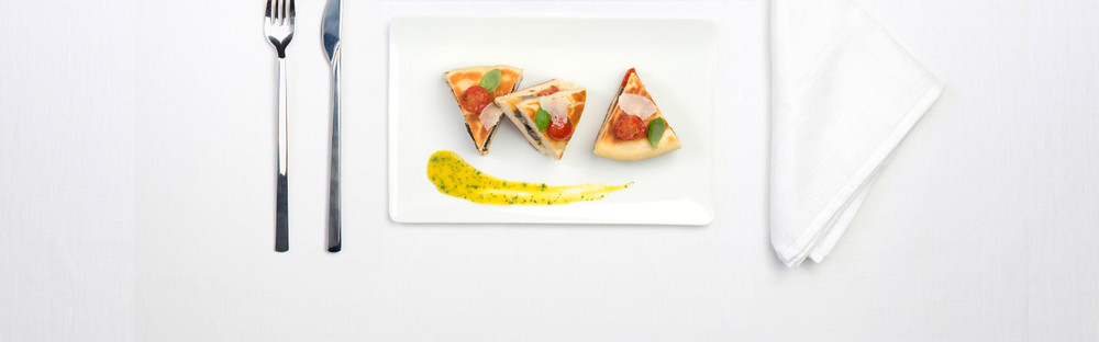 Smažená focaccia s baklažánom, bazalkou a rajčinami main image