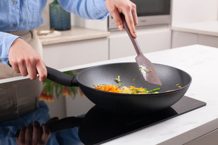 Zoodles vegatarianos cocinados con placa de inducción Whirlpool i100 - step4