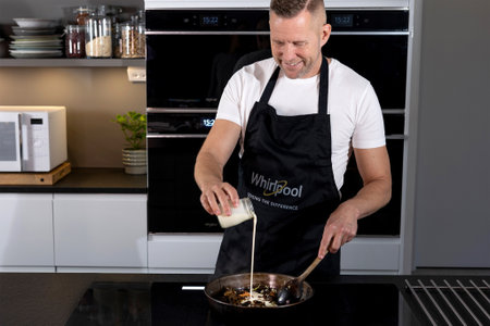 Stekt bröd med gräddglaserad svamp, picklad rödlök och frasig grönkål - step7