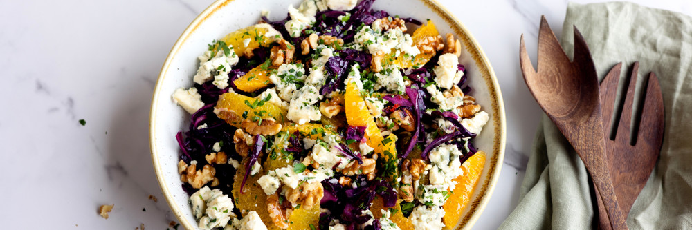 Varm rödkålssallad med apelsin, valnötter och ädelost main image