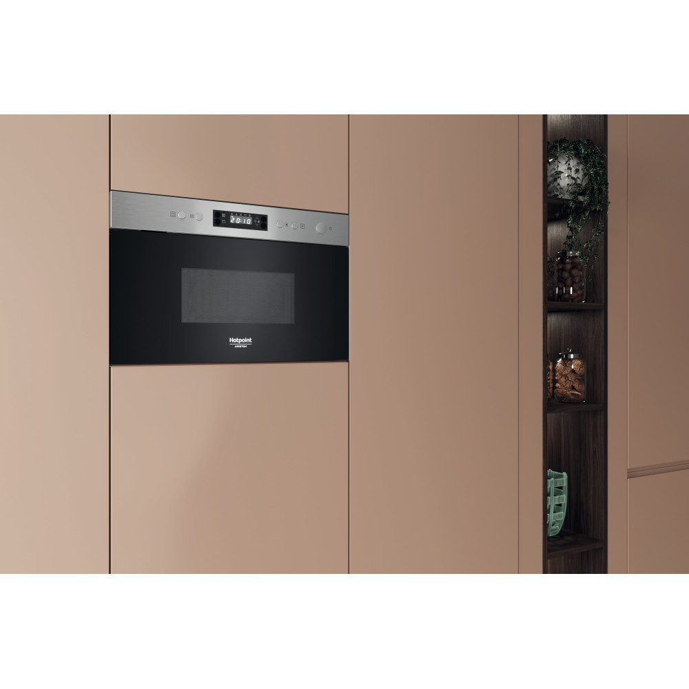Hotpoint_Ariston Micro-ondas Encastre HAM K12C X Inox Eletrónico 22 MO + Função Grill 750 Lifestyle perspective