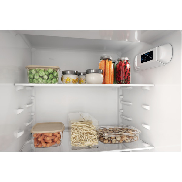 Indesit Réfrigérateur combiné Encastrable INC18D021A1 Blanc 2 portes Lifestyle detail