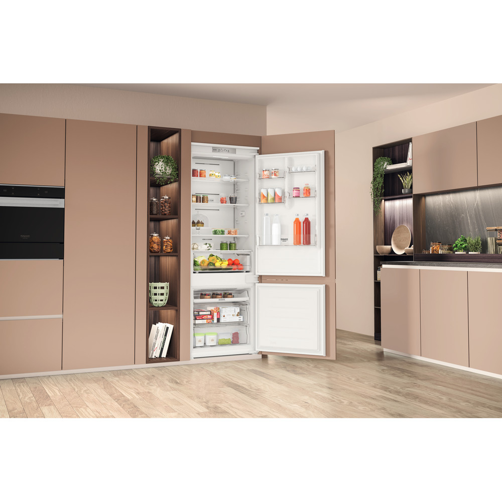 Hotpoint_Ariston Combiné Encastrable HA SP70 T111 Blanc 2 portes Lifestyle perspective open