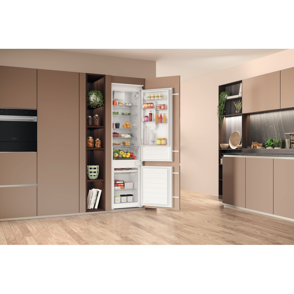 Hotpoint_Ariston Комбиниран хладилник с фризер За вграждане HAC20D011A1 Бял 2 врати Lifestyle perspective open