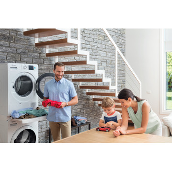 Indesit Secador YT M11 83K RX EU Branco Lifestyle people